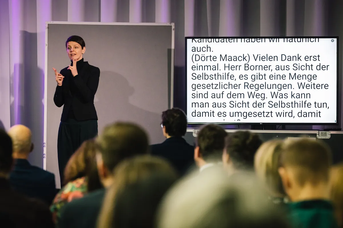 Gebärdendolmetscherin und Display Schriftdolmetscherin