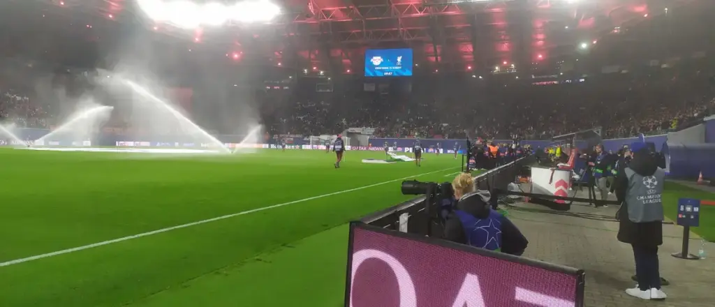 Stadiontechnik RB Leipzig: Kamerafrau bei Champions League Spiel Kamerafrau filmt RB Leipzig Champions League Spiel im Stadion mit Pyrotechnik-Effekten