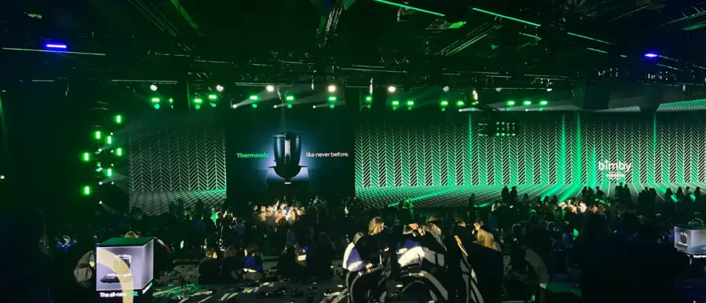 Thermomix TM7 Launch Event Bühne mit Publikum | NC3 Livestream Bühne beim Thermomix TM7 Launch Event mit Publikum, grüner Bühnenbeleuchtung und großem Thermomix-Modell