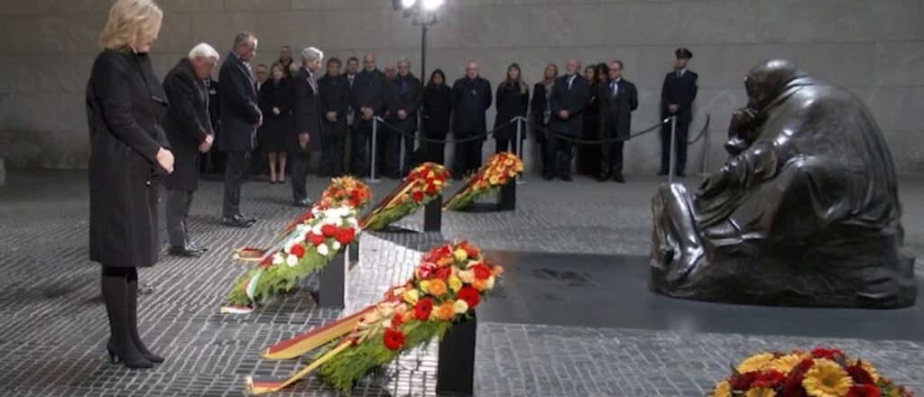 Volkstrauertag 2025 Kranzniederlegung Neue Wache Berlin Liveproduktion Kranzniederlegung am Volkstrauertag 2025 in der Neuen Wache Berlin mit Blumengebinden und Trauergästen vor der Skulptur