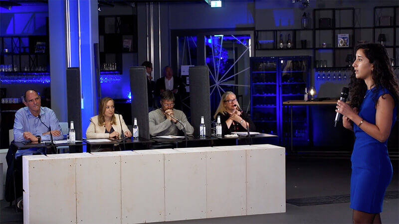 1 Rack mit Blackmagic Design Broadcast-Equipment, MultiView und NC3-Logo für professionelles Livestreaming