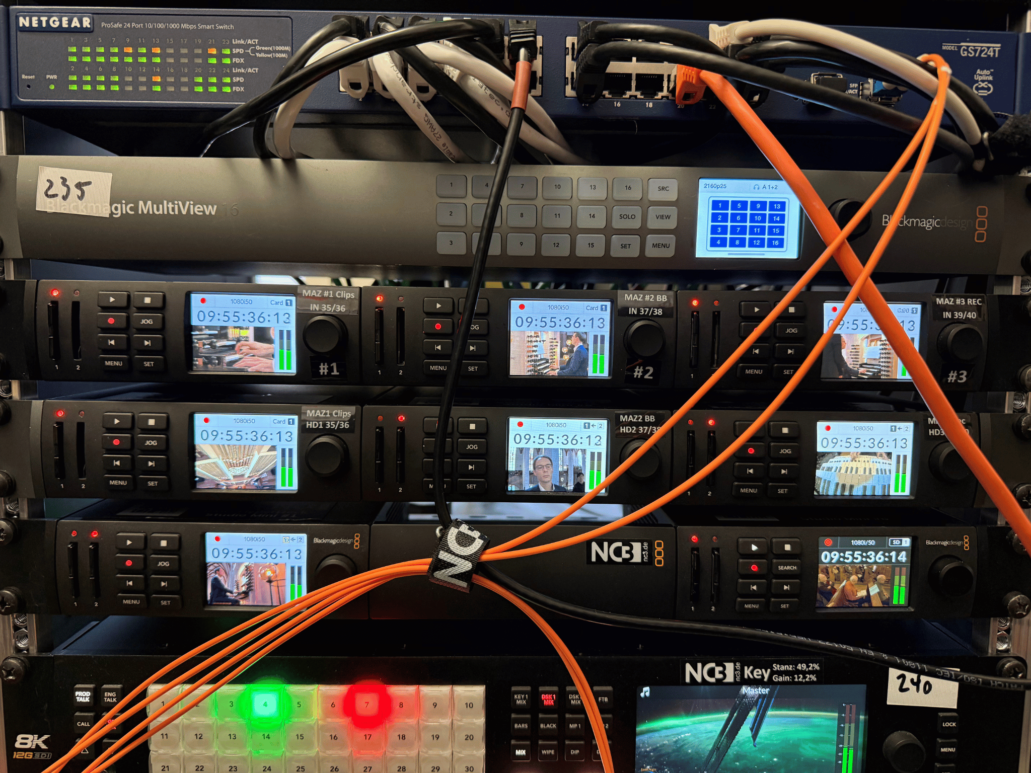 Rack mit Blackmagic Design Broadcast-Equipment, MultiView und NC3-Logo für professionelles Livestreaming