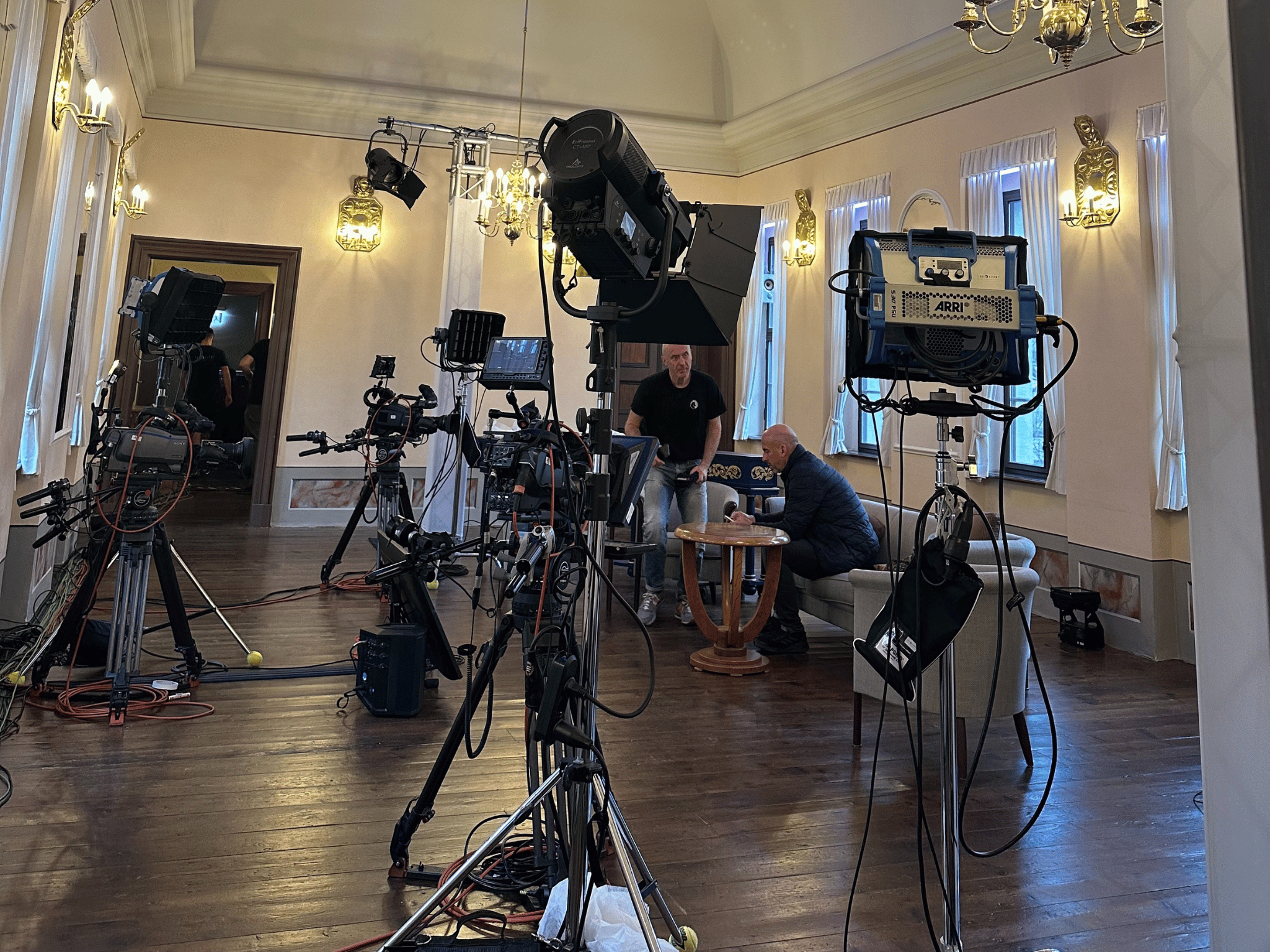 Professionelle Videoproduktion mit ARRI-Lichtern und mehreren Kameras in einem historischen Saal für NC3 Livestream