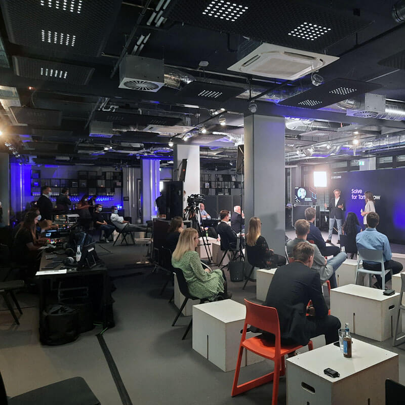 9 Modernes Event-Studio mit Livestream-Produktion, Publikum und Bühne bei Solve for Tomorrow
