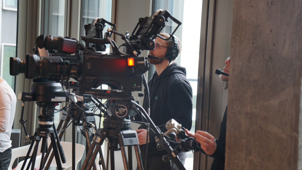 Professionelle Broadcast-Kameras und Kameramann mit Headset bei <a href=