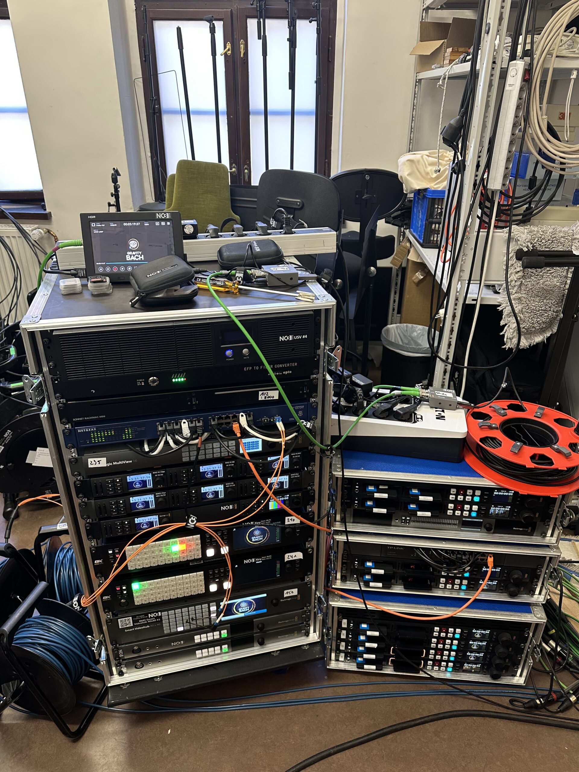 NC3 professionelles Event-Streaming-Equipment-Rack mit Servern, Videomixern und Kabeln