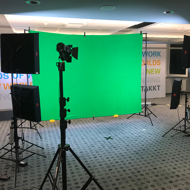 IMG_2002 Professionelles Greenscreen-Setup mit Kamera, Studiobeleuchtung und TAKKT-Banner für Videoproduktion