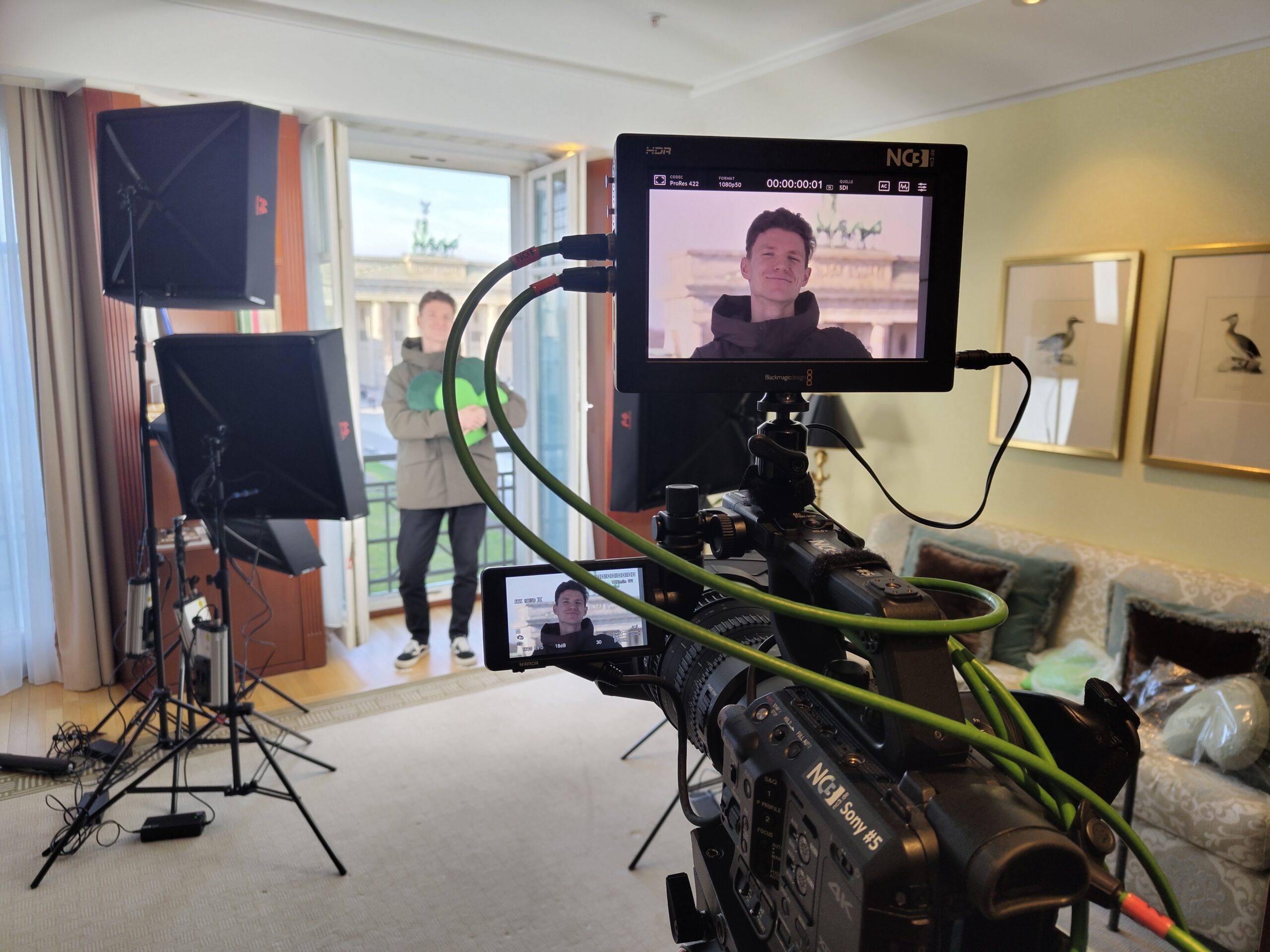 Professionelle Sony-Kamera mit Monitor bei NC3 Event-Streaming-Produktion vor dem Brandenburger Tor
