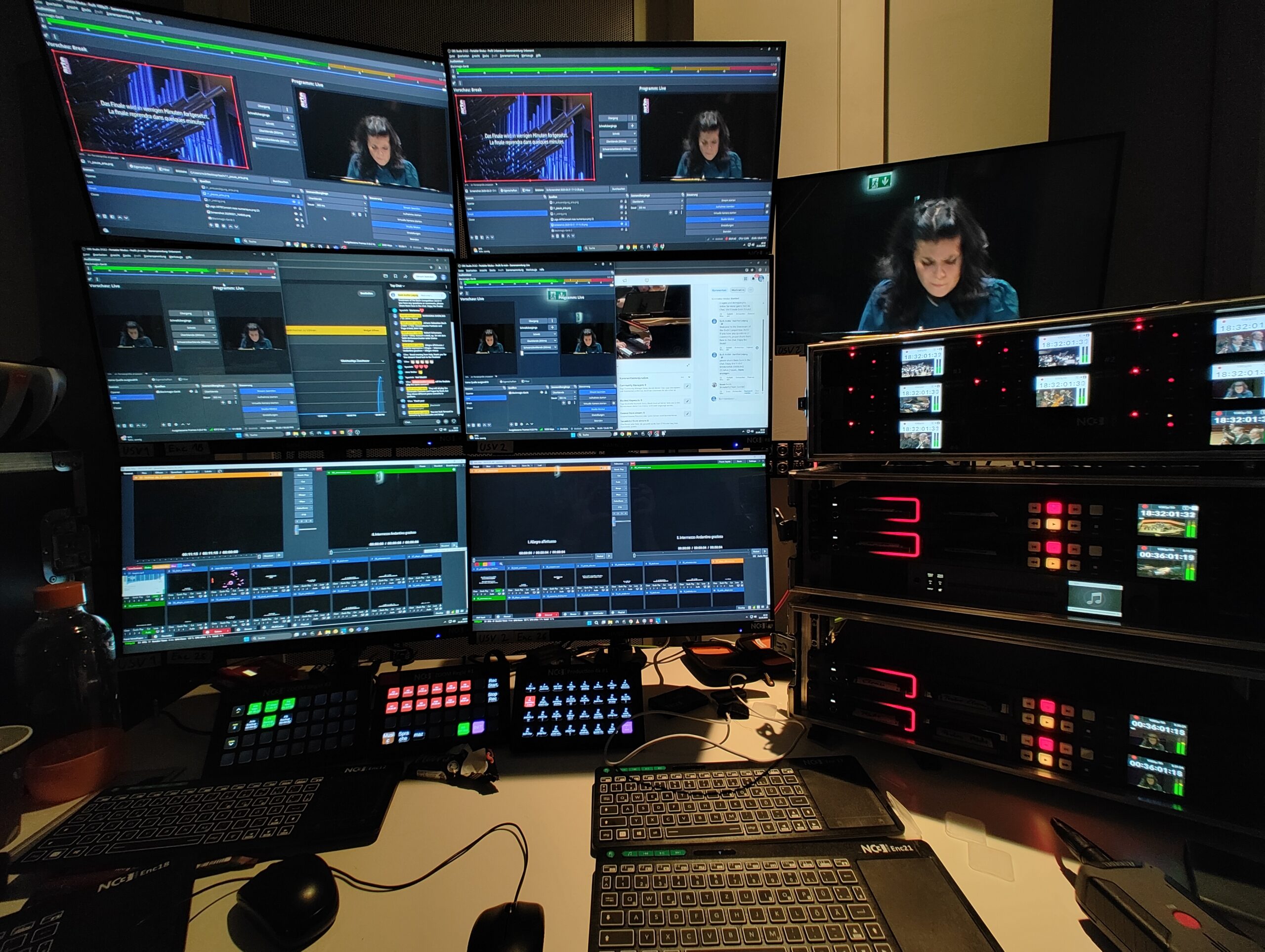 NC3 Produktionskontrollraum mit Multi-Monitor-Setup, Live-Feeds und professionellem Streaming-Equipment