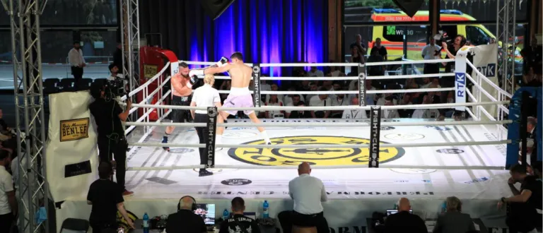 Boxkampf bei Golden Fight Night im Gold's Gym Germany mit Livestream-Produktion, Ring und Publikum