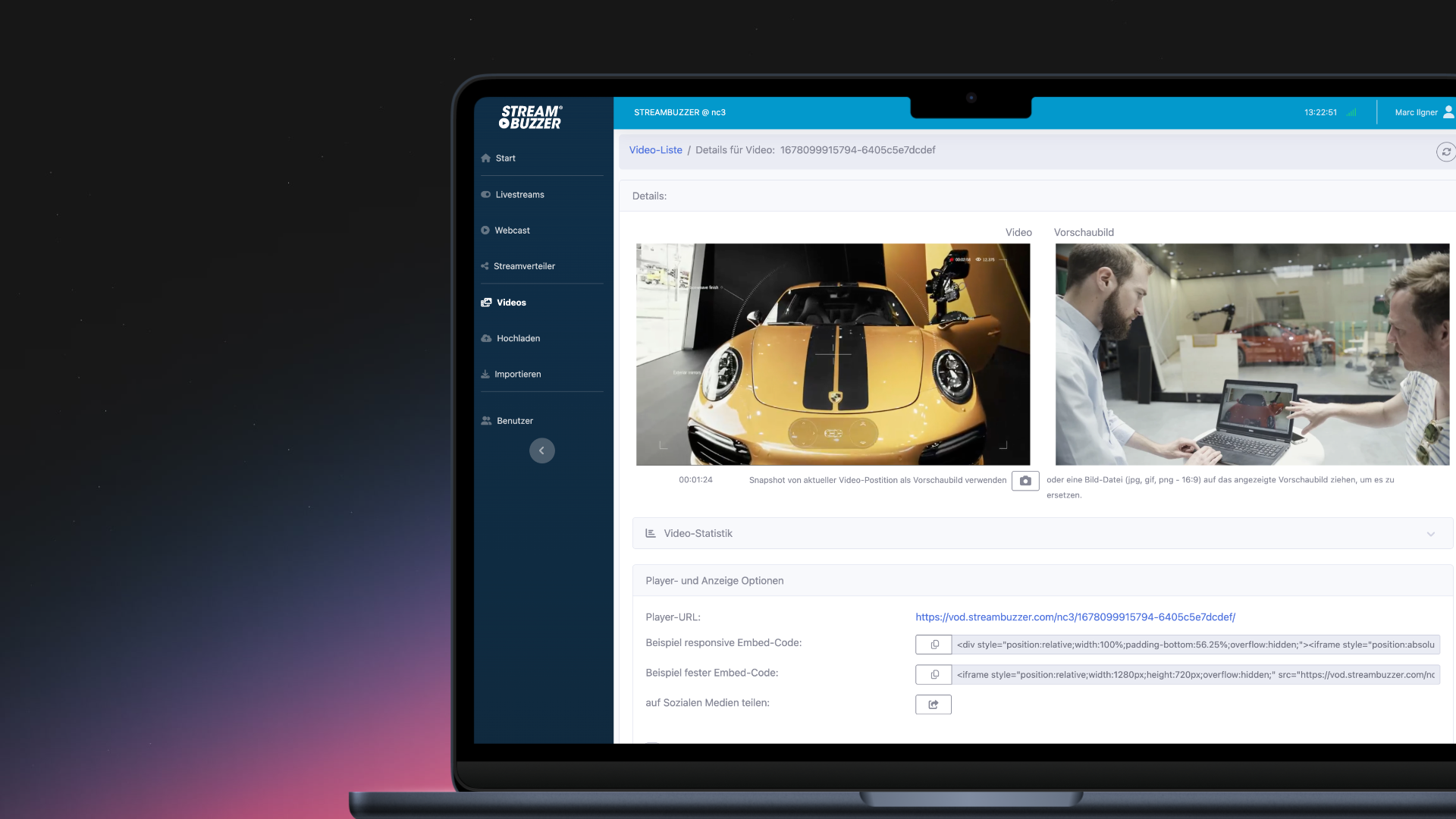 Laptop zeigt Streambuzzer Videomanagement mit Porsche-Video, Vorschau, Statistiken und Embed-Code-Optionen.