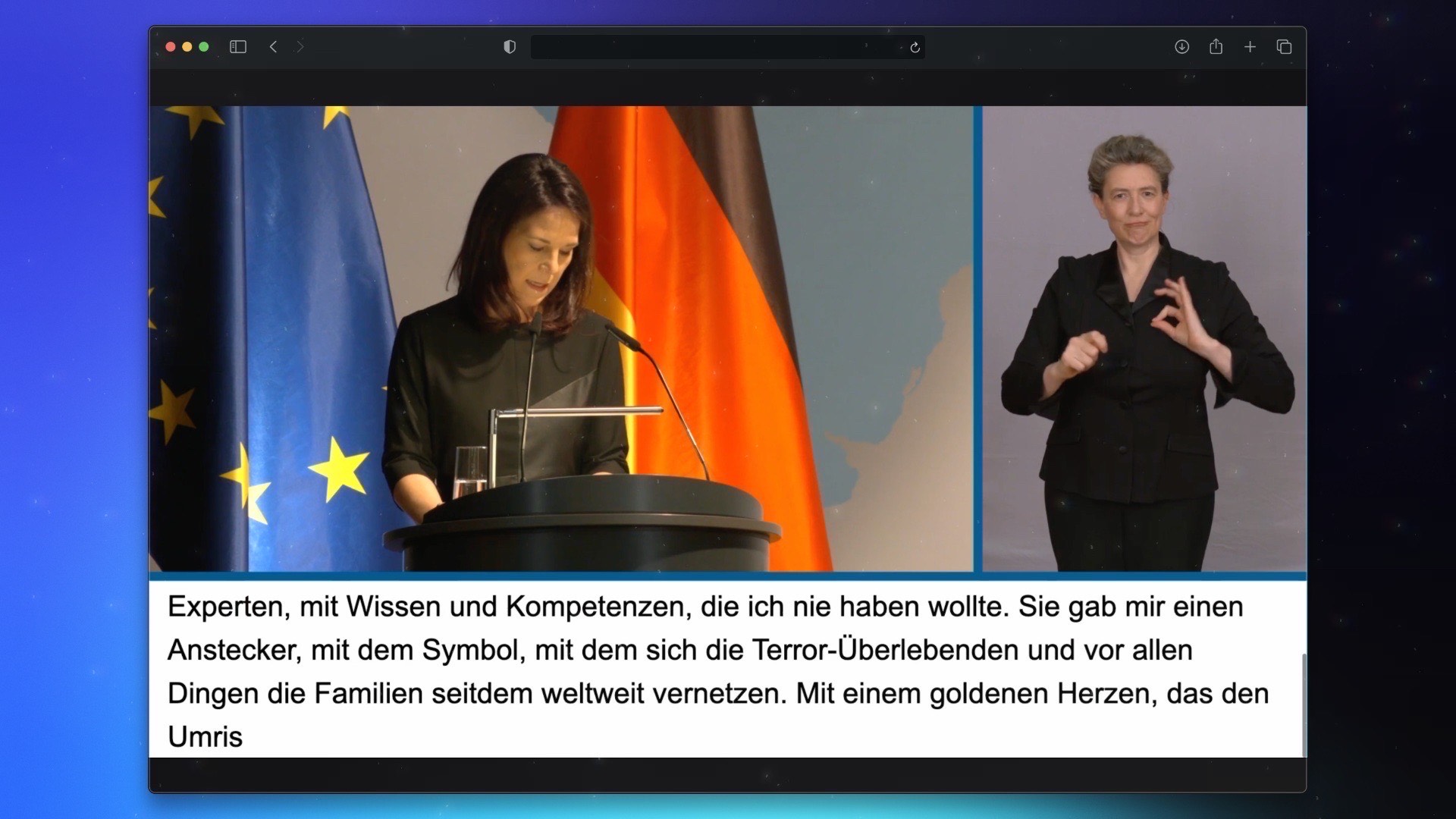 Split-Screen: Annalena Baerbock am Podium mit EU- und Deutschlandflagge neben Gebärdensprachdolmetscherin, Untertitel zu Experten und Terror-Überlebenden.