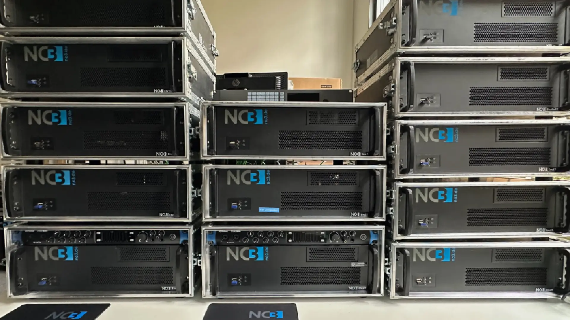 Gestapelte NC3 4K Encoder in schwarzen Server-Racks für professionelles 4K-Video-Streaming und Event-Technik.