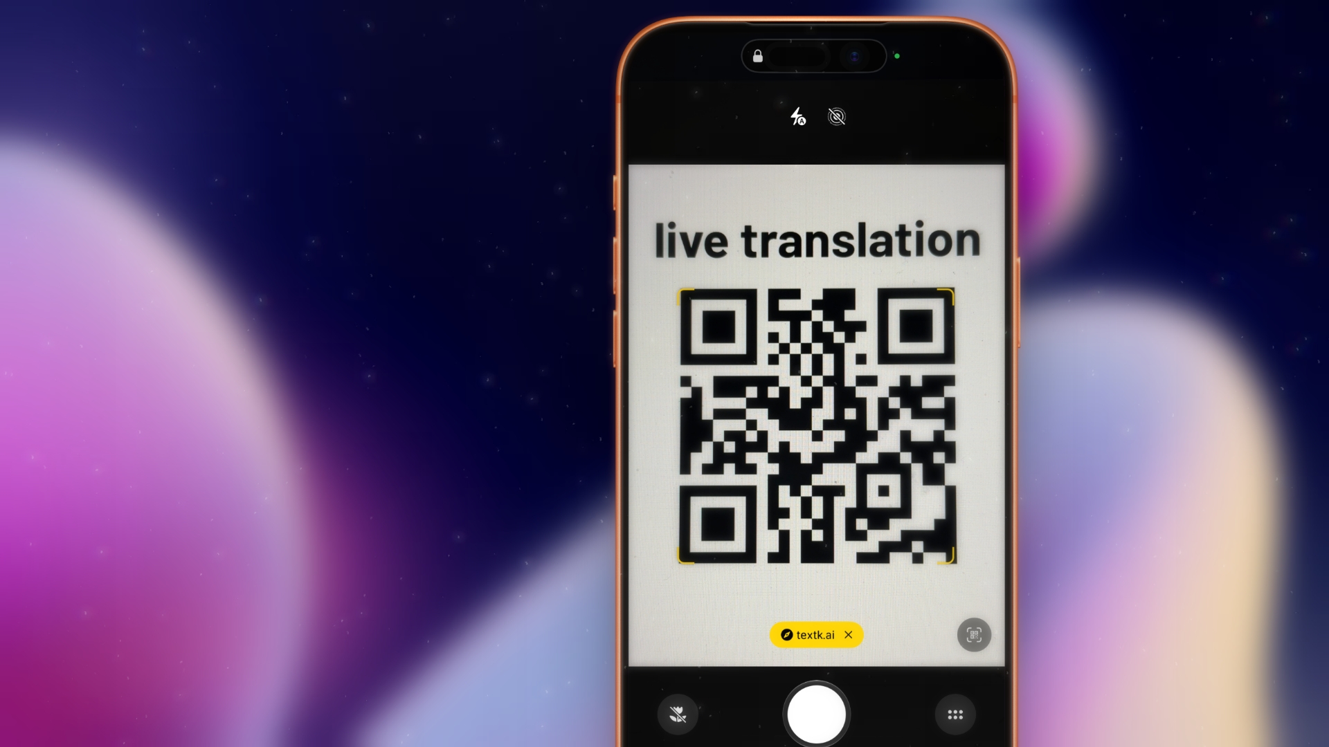 Smartphone zeigt QR-Code für Live Translation mit textk.ai auf farbigem Hintergrund